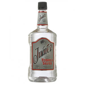 一個Juárez Tequila Silver酒瓶，帶有銀色標籤和黑色瓶蓋，背景為白色。