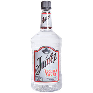 一瓶帶有銀色和紅色標籤的透明玻璃Juárez Tequila Silver酒瓶。