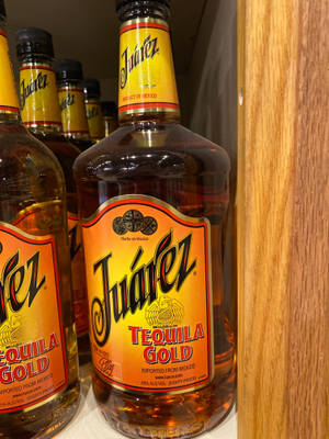 木架上嘅 Juárez Tequila Gold 酒瓶。
