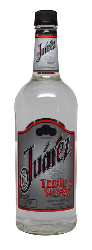 一個Juárez Tequila Silver瓶子在白色背景前。