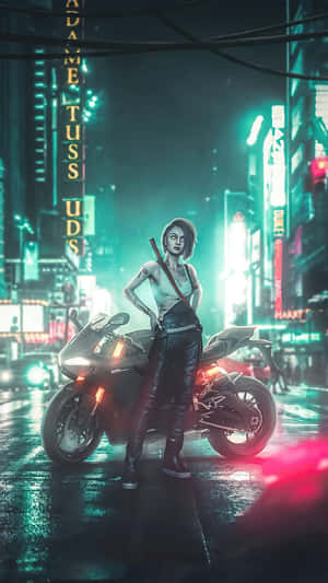 一位帶有紋身的賽博龐克女性站在一輛運動摩托車旁，身處霓虹燈下、下雨的城市街道。