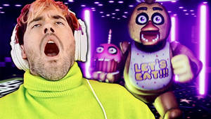 男子在霓虹燈房間中戴著耳機尖叫，與Freddy Fazbear和Cupcake電子動畫一起。