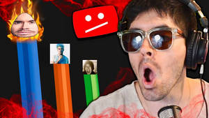 戴耳機男人對YouTube標誌同有面孔嘅火焰條作出反應。 — 搞笑 壁紙