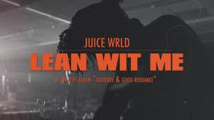 Juice WRLD 歌曲《Lean Wit Me》的黑暗舞台場景，帶有橙色文字疊加。 — Jugo GIF 壁紙