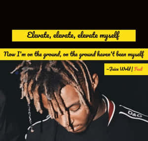 Juice WRLD 閉著眼睛，身穿黑色 D&G 襯衫，帶有黃色歌詞文字疊加。 — Jugo GIF 壁紙