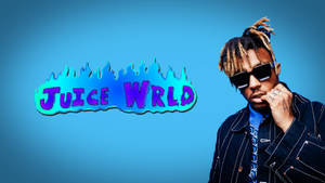 Juice WRLD 戴太陽眼鏡，他的名字標誌在藍色背景上