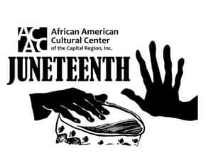兩隻手拿著帶有 Juneteenth 文字和非裔美國文化中心標誌的鈴鼓。 — 慶祝 壁紙