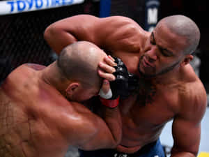 兩名MMA拳手在籠賽中鎖定纏抱。