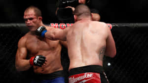 兩名男性拳手在MMA籠鬥中，其中一人揮拳