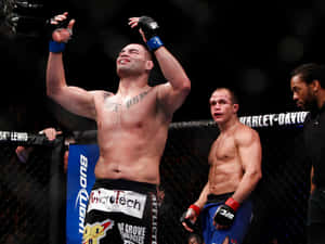 MMA拳手在贏得比賽後於八角籠內慶祝勝利。