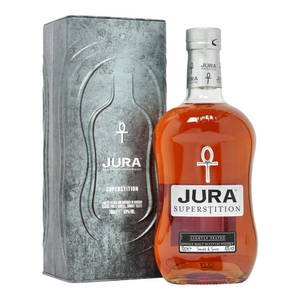 Jura Superstition威士忌瓶和盒子，銀色包裝，琥珀色液體。 — 電腦 壁紙