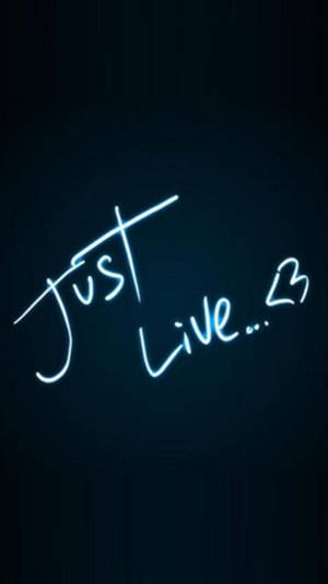 在深色牆壁上發光的藍色霓虹文字，寫著「Just Live...♡」。 — 銀河動態圖 壁紙