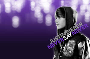 Justin Bieber 身穿連帽外套，背景為紫色散景效果及專輯標題文字。 — 夏日氣息 壁紙