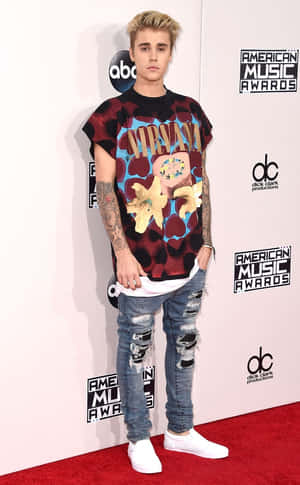 Justin Bieber 喺美國音樂頒獎禮上着住圖案T恤同爛牛仔褲。