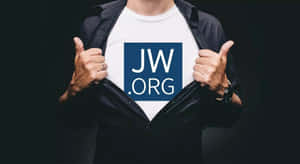 人撕開襯衫以豎起大拇指手勢展示JW.ORG標誌。