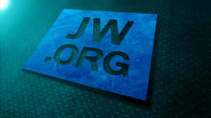 藍色JW.ORG標誌牌，有紋理的金屬表面，綠色燈光。