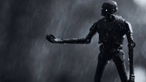 一個黑色機械人站在傾盆大雨中，一隻手臂在黑暗的暴風雨中伸出。