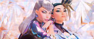 兩個穿著未來金屬服裝的動漫女性站在發光的晶體之間。 — 白色美學gif 壁紙