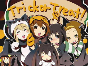 五個穿著萬聖節服裝的動畫女孩微笑著擺出 trick or treat 的姿勢。