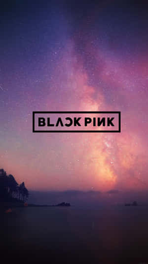 星光照耀的紫色和粉紅色夜空，BLACK PINK文字位於黑暗沿海場景上方。