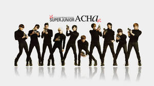 Super Junior 身穿黑色服裝，在反光白色地板上手持獎盃。 — 男生 壁紙