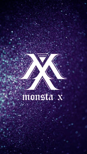 白色Monsta X標誌同文字喺閃粉紫色同藍綠色背景上。
