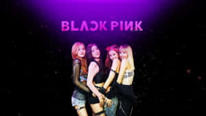 Black Pink 成員在紫色舞台燈光下穿著時尚服裝擺姿勢。