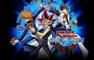 三位 Yu-Gi-Oh! 決鬥者以動畫風格擺出戰鬥姿勢，帶有發光的藍色能量效果。 — 動漫打鬥 壁紙
