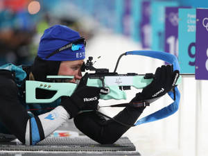 Kalev Ermits在2018平昌冬奧會越野滑雪射擊賽中專注射擊