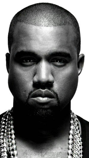 Kanye West 在黑白工作室肖像中佩戴鑽石鏈條。