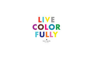 白色背景上帶有Kate Spade標誌的彩色勵志文字「Live Color Fully」。