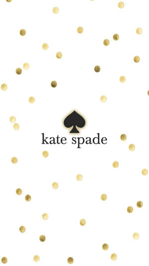 Kate Spade 標誌配金色紙碎在白色背景上。