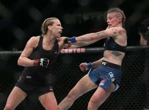 兩名女性拳手在UFC八角籠比賽中交換拳擊。 — 4:3 壁紙