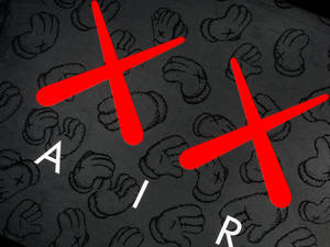 紅色十字架和白色字母在縫製手套圖案上拼出AIR。