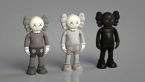 三個灰色、白色和黑色的KAWS Companion公仔一起站立。