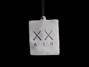 混凝土標籤，帶有「XX AIR」文字，用鏈條懸掛在黑色背景上