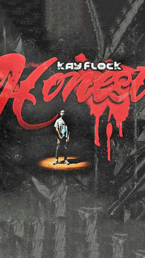 藝術家 Kay Flock 站在聚光燈下，深色牆壁上有紅色滴落的「Honest」文字。
