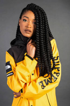 一位穿著黃色 Supreme x The North Face 外套的女士在攝影棚自信地擺姿勢。 — Chief Keef 壁紙