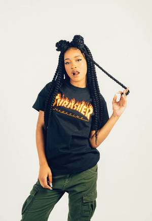 辮子年輕女性穿著Thrasher T恤和綠色工裝褲。 — Chief Keef 壁紙