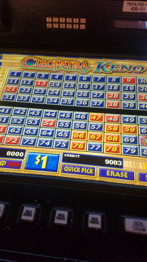 Cleopatra Keno 遊戲機，帶有編號瓷磚和投注選項。