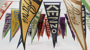 一系列色彩繽紛的Kenzo Paris品牌三角旗懸掛在展示中。