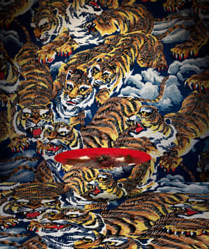 牆紙上重複出現的猛虎以鮮豔色彩穿過雲層跳躍。