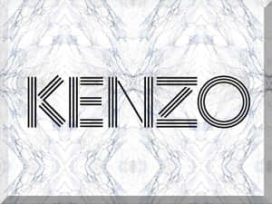 Kenzo品牌標誌以黑色幾何字體呈現於白色大理石背景上，帶有鏡面對稱效果。