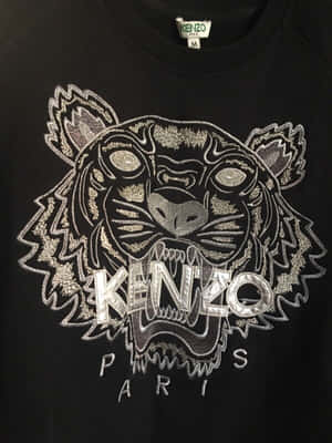 黑色 Kenzo 衛衣，帶有銀色刺繡老虎頭標誌。