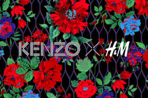 Kenzo x H&M 標誌被大膽的紅、藍、綠色花朵包圍在黑色鐵絲網圍欄上。