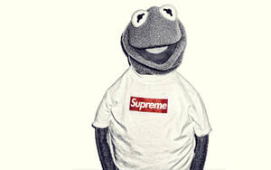 Kermit the Frog 身穿帶有紅色標誌的白色 Supreme T 恤。