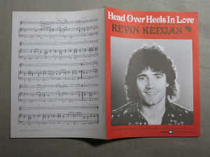 Kevin Keegan的《Head Over Heels In Love》樂譜小冊子，附有照片封面。 — 音樂 GIF 壁紙