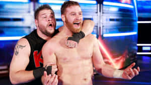兩名摔角手在明亮的舞台燈光下，於比賽中激烈地糾纏在一起。 — WWE GIF 壁紙