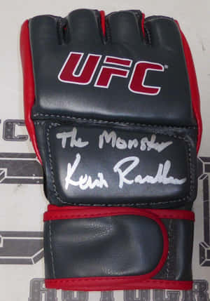 由Kevin Randleman簽名的UFC MMA手套，帶有'The Monster'字樣。 — 拳擊 壁紙