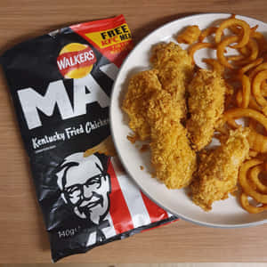 炸雞柳和薯格與Walkers Max KFC薯片放在木桌上。